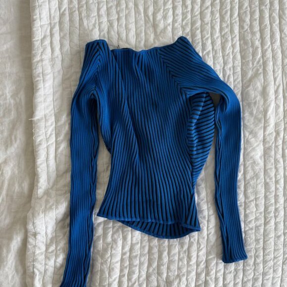 Amur Lenova Cutout Top - Picture 3 of 5